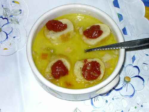 Fischsuppe mit Knoblauchbrot und Chilipaste